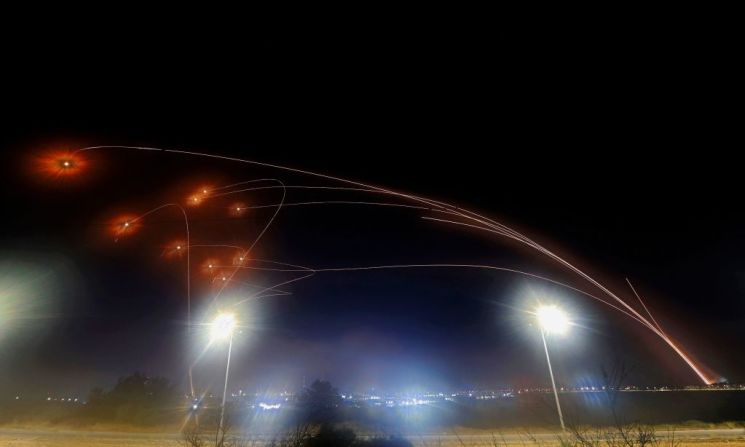 El sistema de defensa aérea Iron Dome de Israel intercepta cohetes lanzados desde la Franja de Gaza, sobre la ciudad de Ashkelon, en el sur de Israel, el 10 de mayo de 2021.