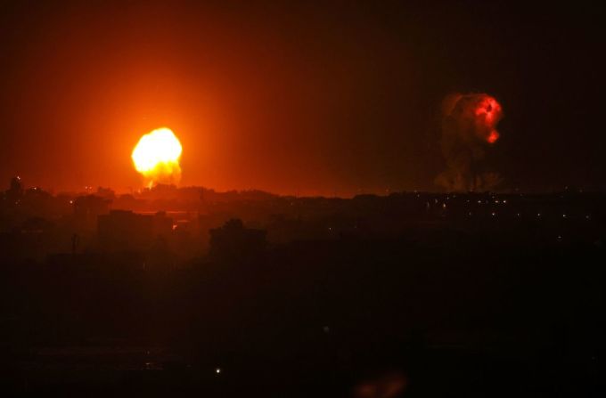 Ondas de fuego de los ataques aéreos israelíes en Khan Yunis, en el sur de la Franja de Gaza, el 11 de mayo de 2021.