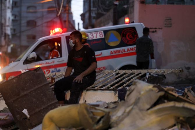 El Ministerio de Salud palestino dijo que veinte personas habían muerto, incluidos nueve niños, aunque no estaba claro de inmediato cuántas habían muerto como resultado de los ataques aéreos israelíes.