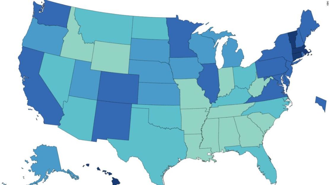 Los estados en el azul más oscuro tienen un mayor porcentaje de adultos que han recibido al menos una dosis de la vacuna contra el covid-19, según datos de los CDC.