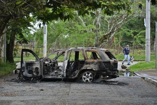 Así quedó un vehículo incinerado tras enfrentamientos armados de civiles contra indígenas de la Minga el pasado 9 de mayo. La foto, tomada el 10 de mayo, muestra el alcance de las manifestaciones contra el gobierno en esta ciudad.
