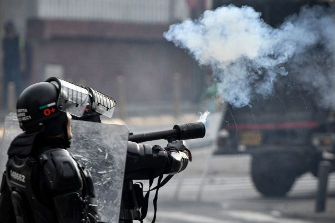 Policía del Esmad dispara gases lacrimógenos contra manifestantes en Cali.