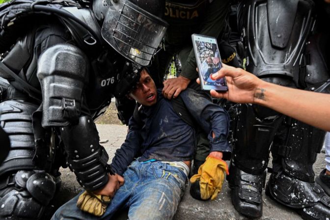 La policía detienen a un manifestante durante una protesta contra el gobierno en Cali, el 10 de mayo de 2021.