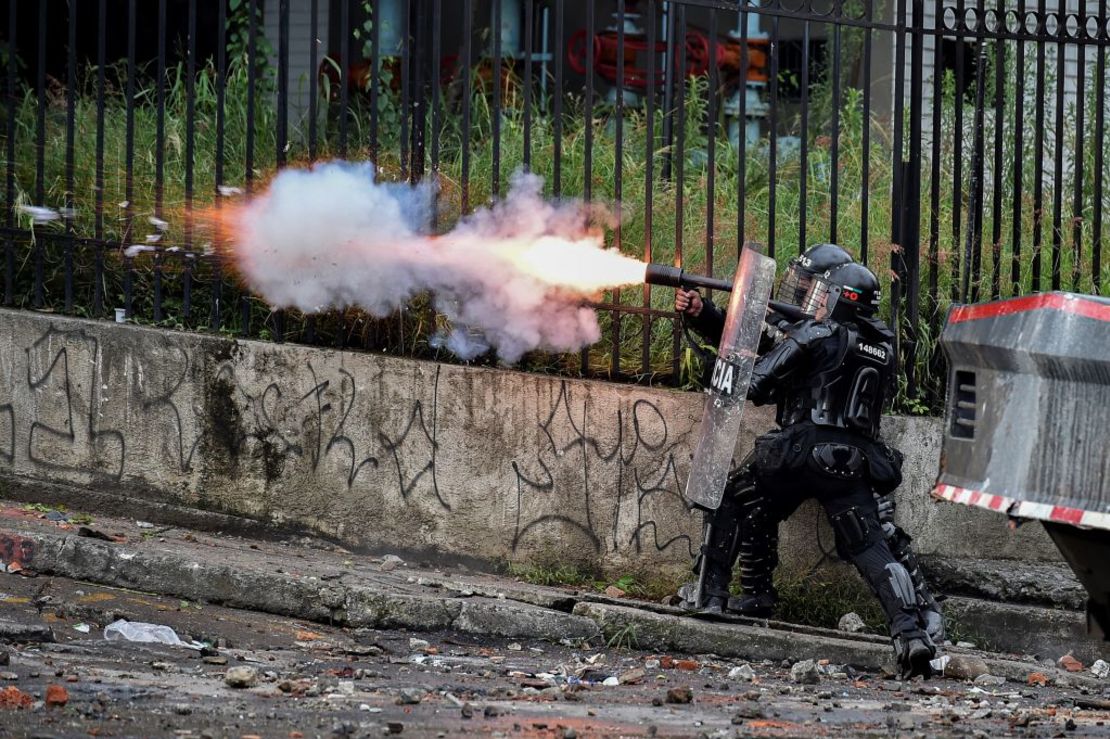 Un miembro del Esmad dispara gas lacrimógeno contra los manifestantes.