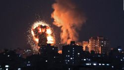 CNNE 992881 - torre de 13 pisos se desploma en gaza tras ataque