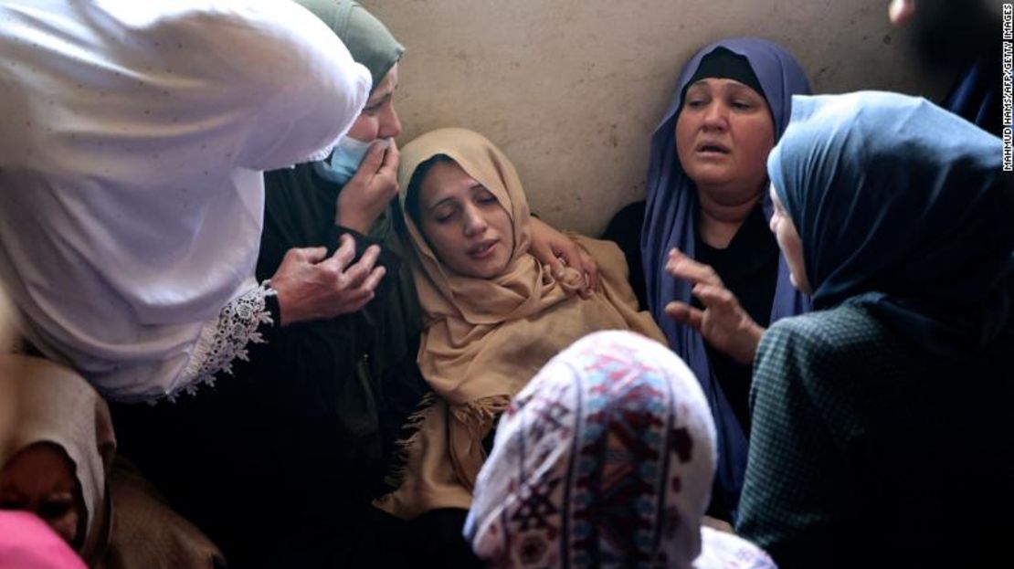 Dolientes consuelan a la madre del palestino Hussien Hamad, de 11 años, durante su funeral en Beit Hanoun, en el norte de la Franja de Gaza, el martes.