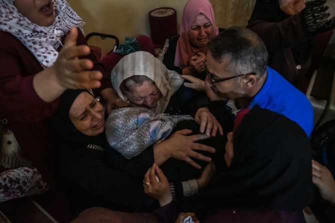 Familiares del palestino Ahmed Al-Shenbari, quien murió durante una operación israelí en la ciudad de Beit Hanoun en el norte de la Franja de Gaza, lloran durante su funeral el 11 de mayo de 2021 en la ciudad de Gaza.