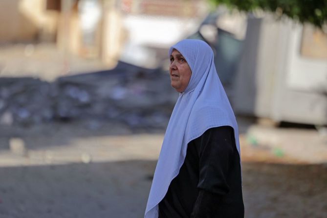 Una mujer palestina en la ciudad de Gaza a principios del 12 de mayo de 2021, mientras los militantes de Hamas y el ejército israelí intercambiaban un bombardeo de fuego mortal en las primeras horas del día con intensos combates por segundo día consecutivo.