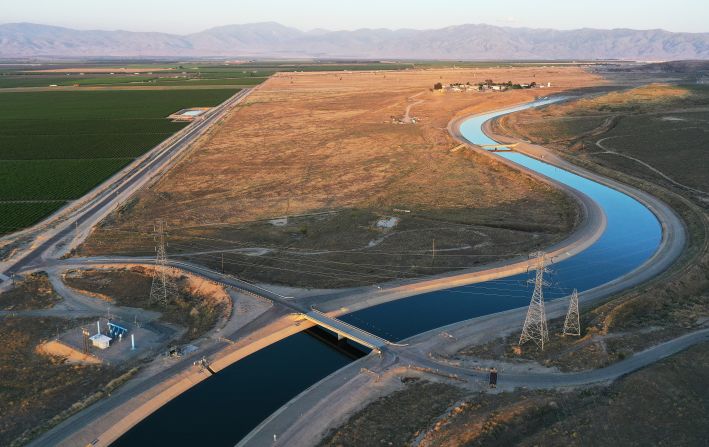 Esta imagen área muestra el acueducto de California, que mueve el agua desde el norte de California hasta el sur, el 21 de abril de 2021 cerca de Bakersfield, California.