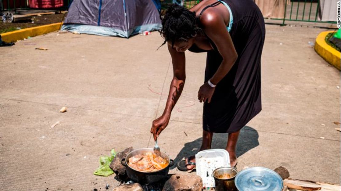 Una migrante de Angola, quien tiene seis meses de embarazo, cocina en la calle frente a la estación migratoria Siglo XXI.