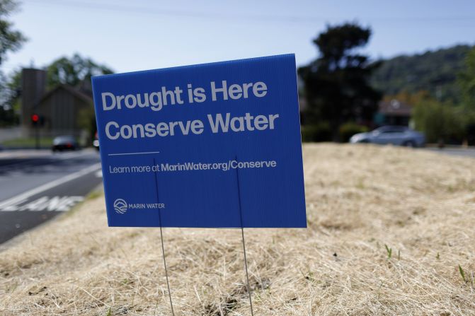 En un campo en San Anselmo, California, se ve un cartel que dice "La sequía ya está aquí. Conserve el agua" el 23 de abril de 2021.