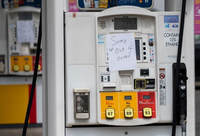 Los precios promedio en las gasolineras superaron este miércoles la marca de los US$ 3 por galón, por primera vez en más de seis años, según la AAA.