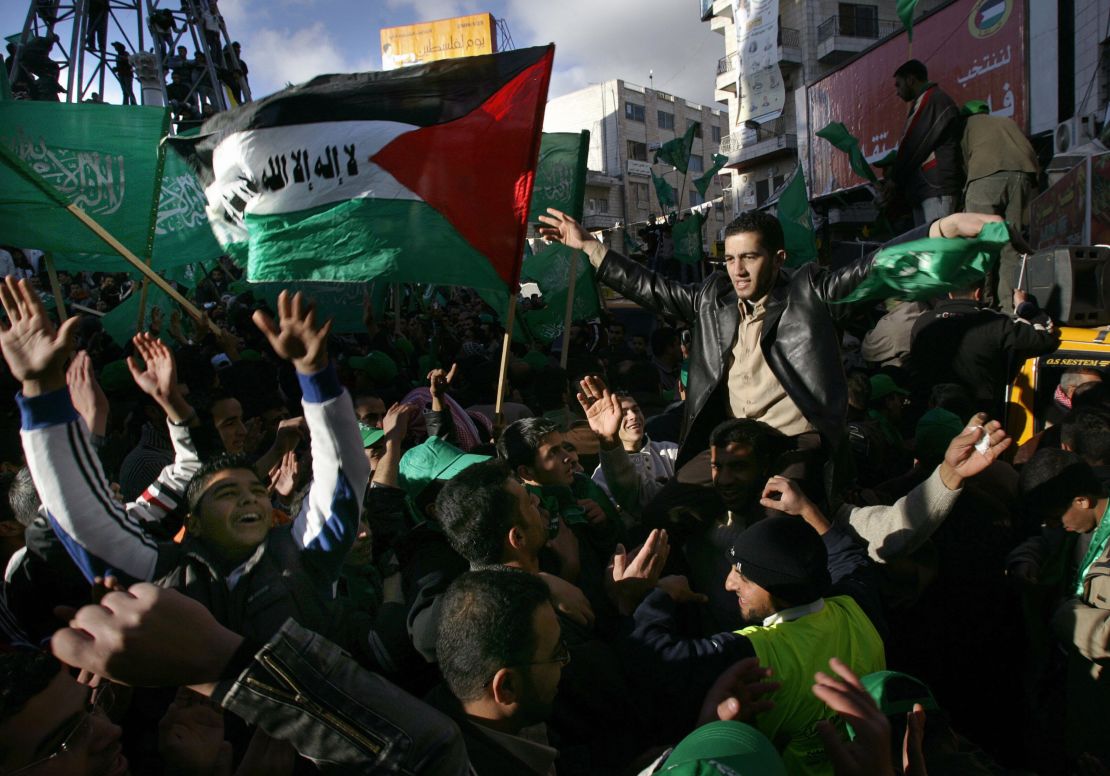 Palestinos celebran su victoria en las elecciones legislativas el 26 de enero de 2006.Crédito: PEDRO UGARTE/AFP/Getty Images