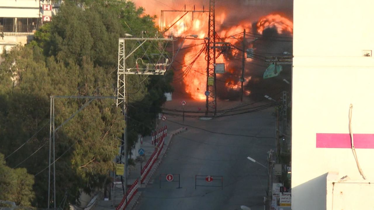 CNNE 993623 - el momento en que israel destruye otro edificio en gaza