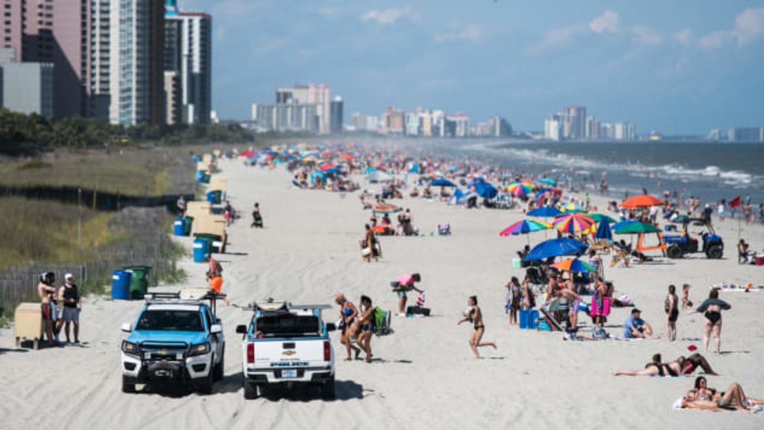 Personas en la playa, en la arena de Myrtle Beach, Carolina del Sur, el 23 de mayo de 2020Crédito: Sean Rayford/Getty Images