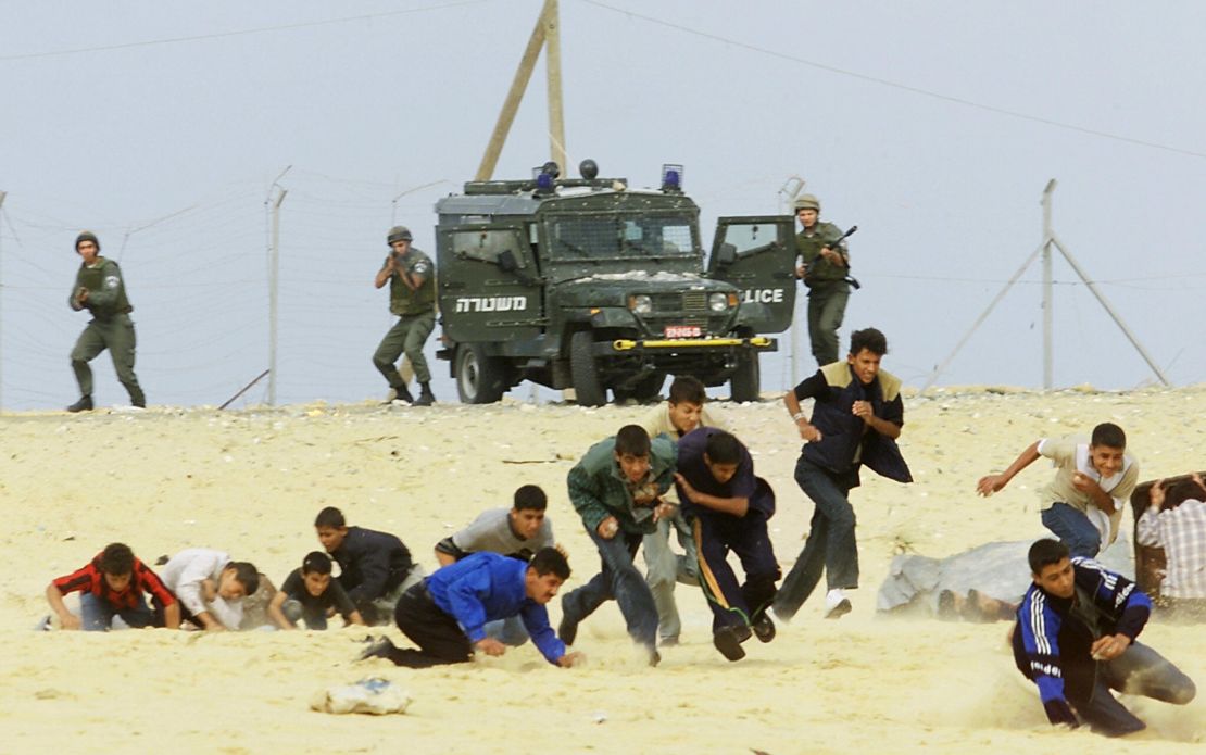 Soldados israelíes disparan contra adolescentes palestinos que arrojan piedras en Khan Yunes, en la Franja de Gaza, durante los enfrentamientos del 24 de octubre de 2000. Crédito: AFP PHOTO/THOMAS COEX/Getty Images