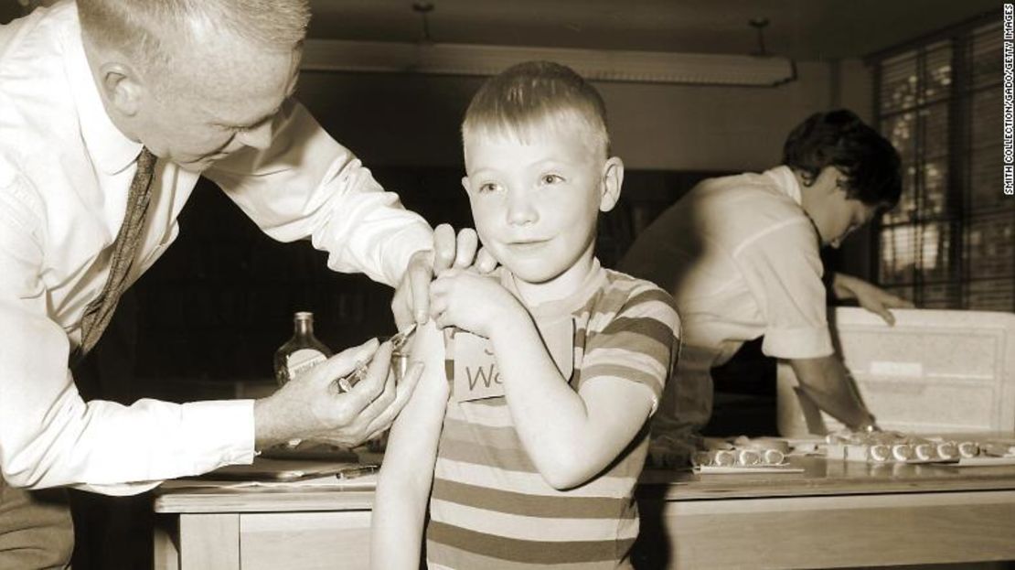 Un médico vacuna contra el sarampión a un niño en la escuela Fernbank School en Atlanta en 1962.