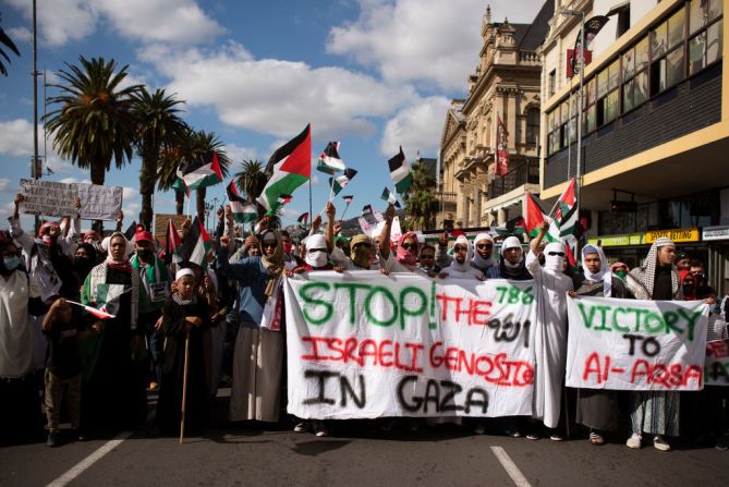"Paren el genocidio israelí en Gaza": Manifestantes de varios partidos políticos y movimientos sociales sostienen pancartas y banderas palestinas mientras marchan por el centro de Ciudad del Cabo, Sudáfrica, el 12 de mayo de 2021 durante una protesta contra los ataques israelíes contra palestinos en Gaza.