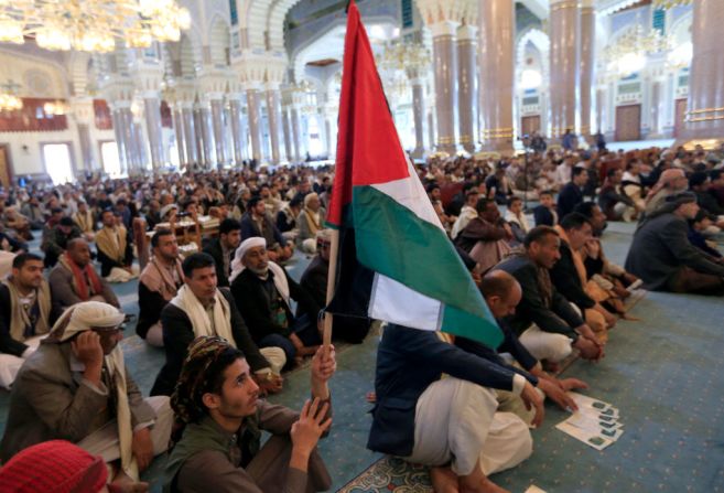 Partidarios del movimiento chiíta huthi de Yemen se reúnen en solidaridad con los palestinos en una mezquita en la capital, Sanaa, el 12 de mayo de 2021.