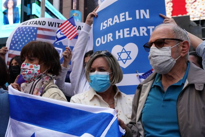 "Israel en nuestro corazón": El Consejo Israelí-Estadounidense (IAC) y otros grupos judíos estadounidenses se reúnen en Times Square en Nueva York, para mostrar solidaridad con Israel y su pueblo, el 12 de mayo de 2021.