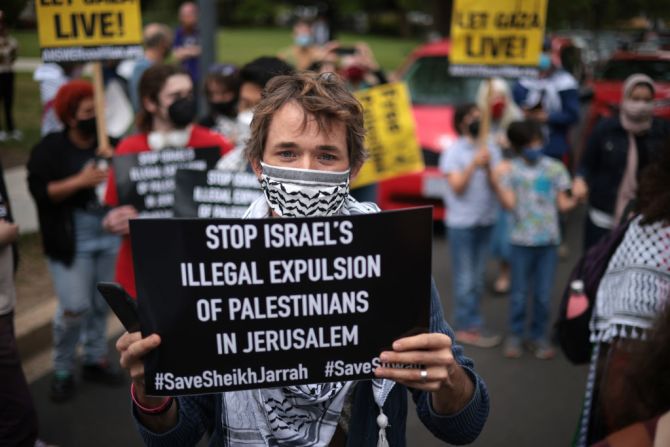 "Paren la expulsión ilegal de palestinos en Jerusalén por parte de Israel": dice una pancarta mientras manifestantes se reúnen para protestar contra Israel frente al Departamento de Estado de EE.UU. el 11 de mayo de 2021 en Washington.