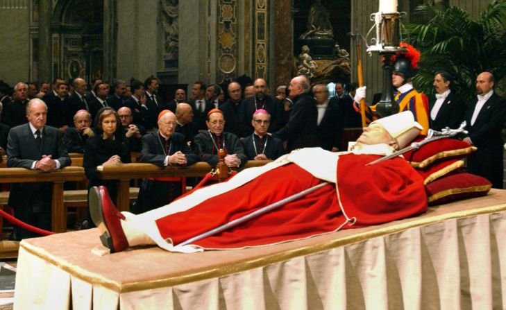 El papa Juan Pablo II murió el 2 de abril de 2005, tras sufrir un colapso circulatorio y un shock séptico. El día anterior el vaticano negó que el papa estuviera en coma y describió su estado como "lúcido y completamente consciente". El papa murió a las 9:37 p.m.