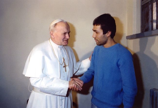 El papa Juan Pablo II visitó Agca en prisión el 27 de diciembre de 1983, donde Agca le habría dado su perdón en persona. En el año 2000 el presidente de Italia le otorgó el indulto a Agca a "satisfacción" del papa Juan Pablo II, según el Vaticano.