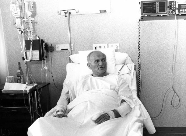 Cuatro días después del ataque, el papa anunció desde su cama en el hospital Policlinico Gemelli, que había perdonado a Agca y les pidió a los fieles orar por el victimario. El papa estuvo más de tres semanas en el hospital Gamelli en recuperación.