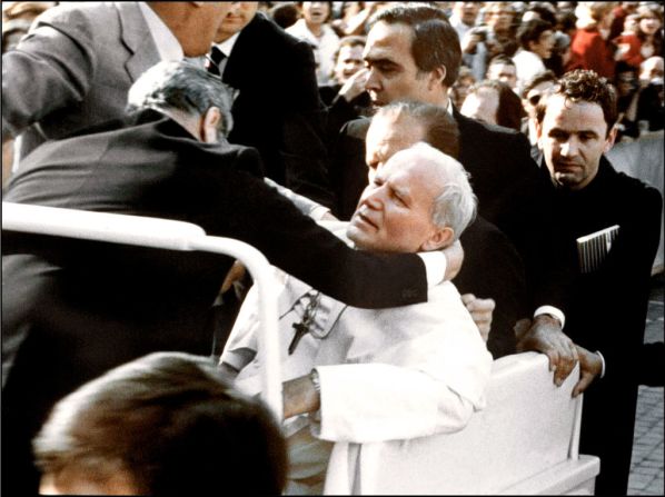 El papa Juan Pablo II fue víctima de un atentado contra su vida en la Plaza De San Pedro, en Roma, el 13 de mayo de 1981.
