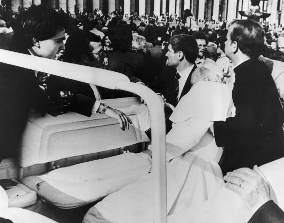 El papa Juan Pablo II duró seis horas en la sala de cirugía y sobrevivió al atentado. Sus ayudantes lo trasladan en el jeep blanco luego del incidente.