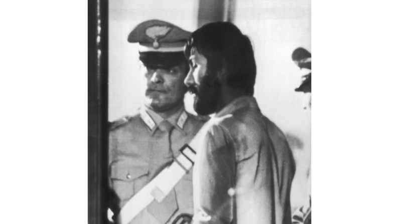 Ali Agca fue arrestado pocos minutos después del ataque. Agca nunca ha explicado completamente las razones detrás de su intento de matar al papa. Fue sentenciado a 19 años de prisión. En esta foto aparece Agca al inicio de su juicio el 21 de julio de 1981.