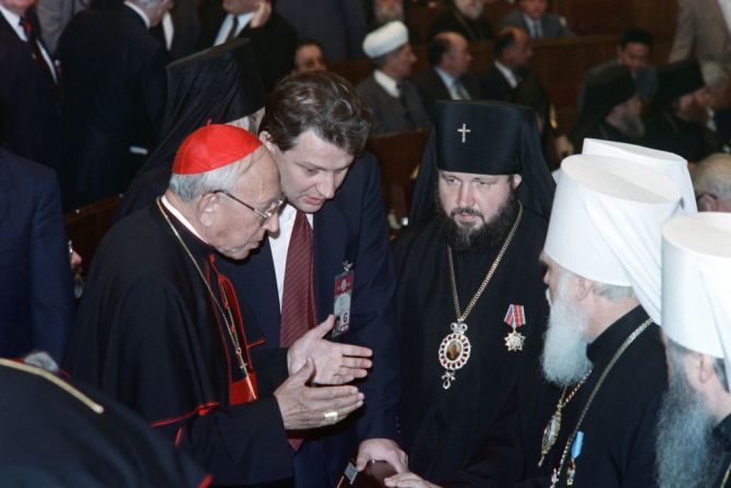 Durante la convalecencia del papa, el secretario de Estado del Vaticano, el cardenal Agostino Casaroli (a la izquierda), tomó temporalmente el liderazgo de la Iglesia católica. En esta foto de archivo, el cardenal Casaroli se reúne con miembros De la Iglesia Ortodoxa rusa en el Kremlin, el 11 de junio de 1988.