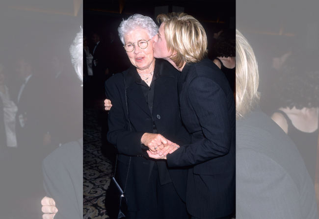 DeGeneres y su madre, Betty, asistieron a la gala del 27 aniversario del centro Los Angeles Gay and Lesbian Center de Los Ángeles en 1998.