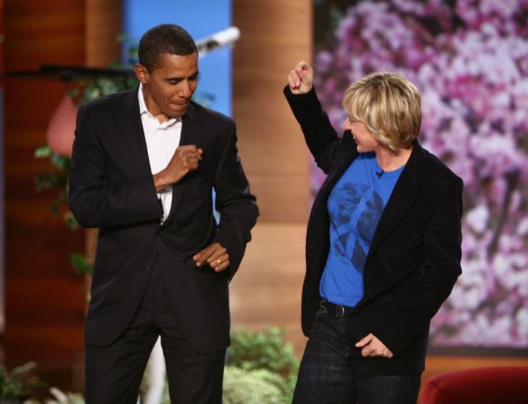 DeGeneres baila con el entonces candidato presidencial Barack Obama durante un episodio de su programa de entrevistas en 2007. Obama fue elegido presidente en 2008.