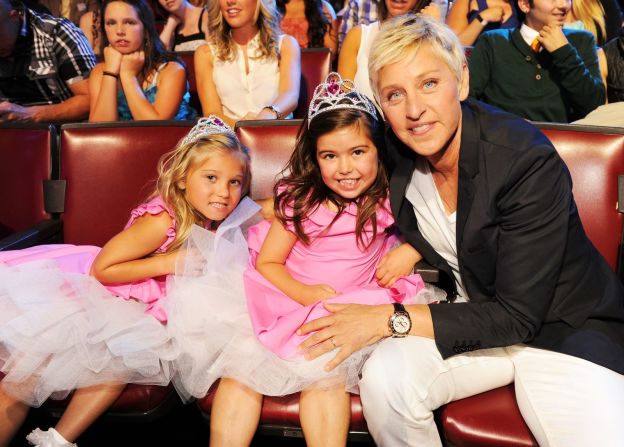 DeGeneres posa con Rosie McClelland y Sophia Grace Brownlee en los Teen Choice Awards 2012. El joven dúo musical se hizo popular con sus apariciones regulares en el programa de DeGeneres.