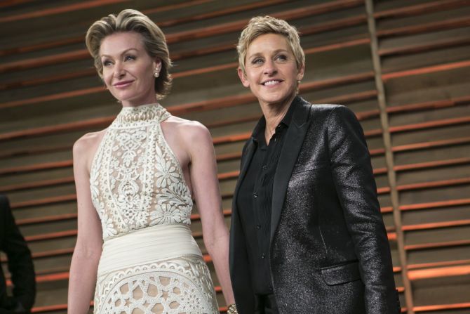 DeGeneres y de Rossi llegan a la fiesta de los Oscar de Vanity Fair en 2014.