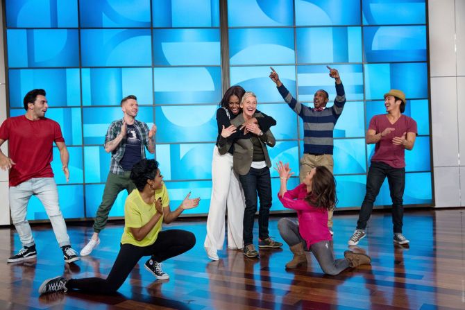 La entonces primera dama Michelle Obama abraza a DeGeneres después de que bailaran durante un episodio de "The Ellen DeGeneres Show" en 2015.