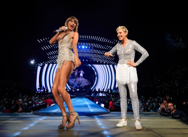 DeGeneres se presenta con la cantante Taylor Swift durante la gira de conciertos de Swift en 2015.