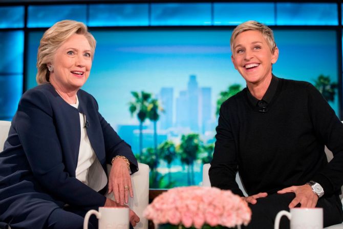 DeGeneres recibió en su programa a la candidata presidencial demócrata Hillary Clinton en octubre de 2016.