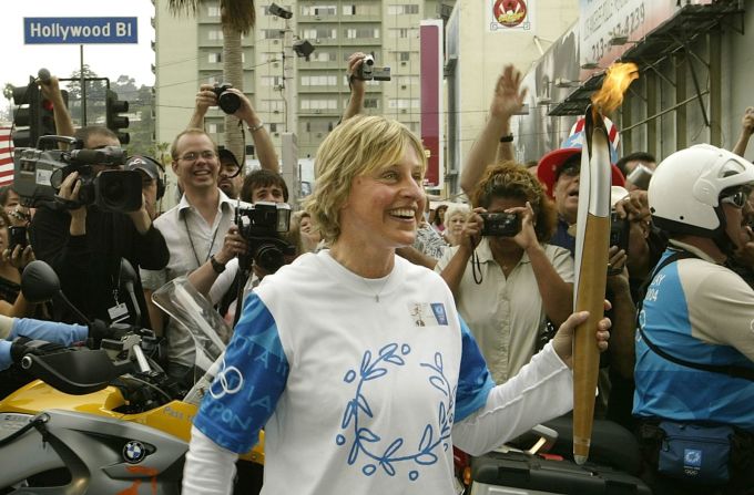 DeGeneres llevó la antorcha olímpica en Los Ángeles en junio de 2004.