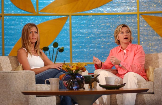 DeGeneres comenzó su programa de entrevistas diurno, "The Ellen DeGeneres Show", en 2003. Junto a ella en el set está la actriz Jennifer Aniston.