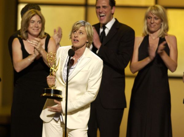 DeGeneres aceptó un premio Emmy en nombre de su programa en mayo de 2004. "The Ellen DeGeneres Show" ha estado al aire desde entonces.