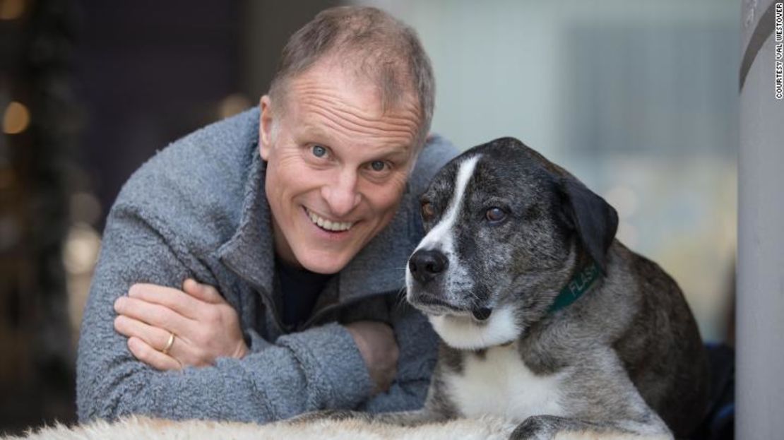 El entrenador de liderazgo John Bates padece una rara enfermedad llamada síndrome de Stevens-Johnson. Gracias a su perro de servicio, Flash, puede viajar internacionalmente para dar conferencias.