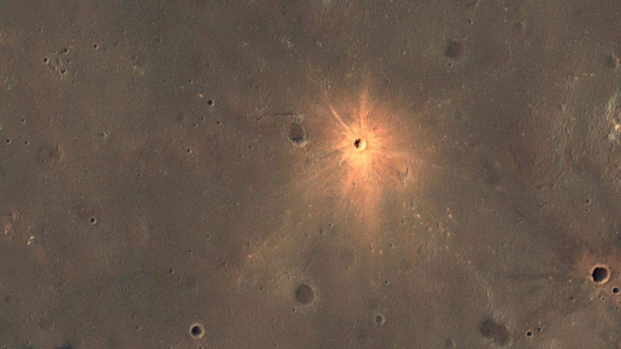 CNNE 994492 - descubren un crater brillante en la superficie de marte