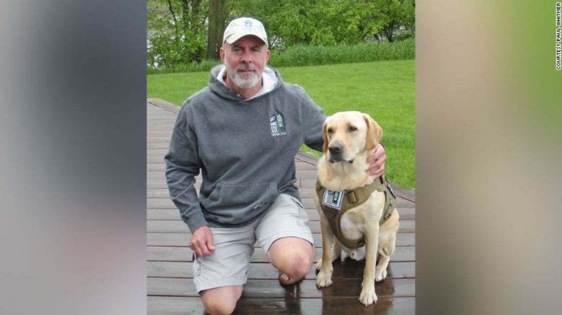 Paul Whitmer, veterano del ejército de EE.UU., en la imagen con su perro, Paul, ahora disfruta al salir en público.