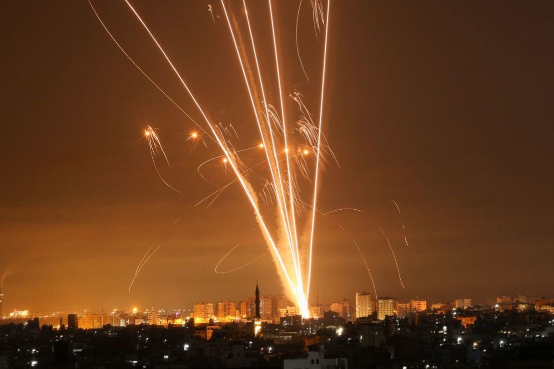 Cohetes iluminan el cielo nocturno mientras son disparados hacia Israel desde Beit Lahia en el norte de la Franja de Gaza el 14 de mayo de 2021.