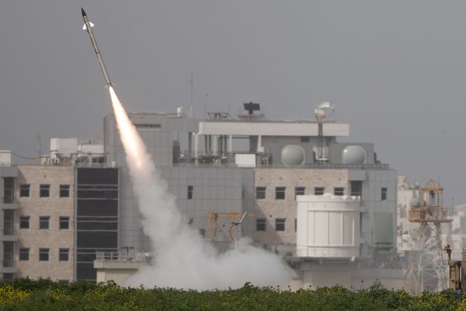 El sistema detecta misiles que son lanzados en un rango de 4 a 70 kilómetros, y responde disparando un misil interceptor Tamir contra proyectiles que representan una amenaza.