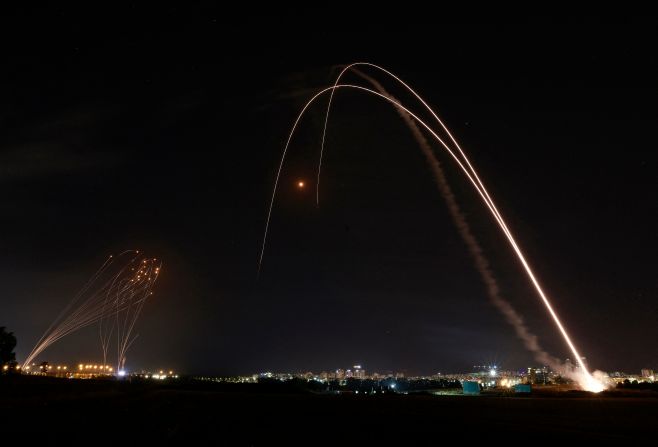 Durante los recientes enfrentamientos entre israelíes y palestinos, los militantes palestinos han disparado más de 1.600 cohetes, dijo Jonathan Conricus, el portavoz de las Fuerzas de Defensa de Israel (IDF por sus siglas en inglés).