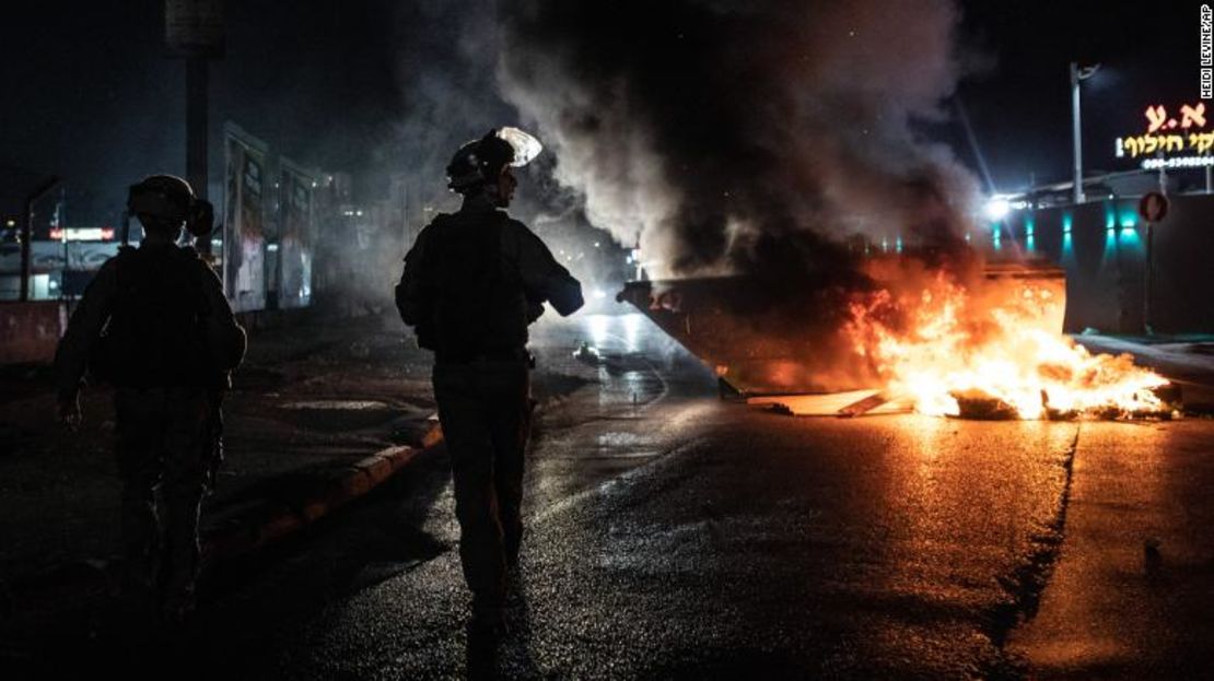 La policía israelí patrulla durante los enfrentamientos entre ciudadanos árabes y judíos en Lod el miércoles.