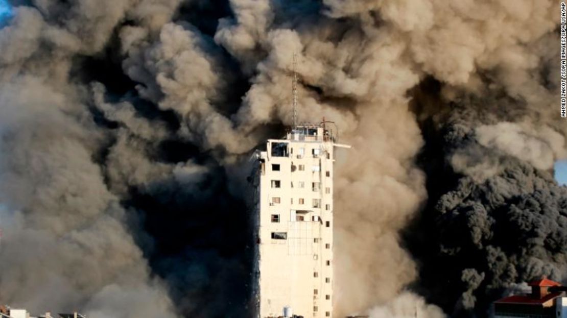 El humo se eleva desde una torre destruida por los ataques aéreos israelíes.